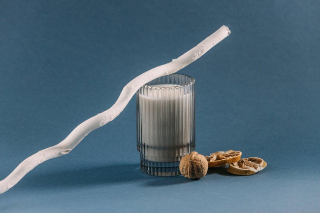 https://www.pexels.com/photo/straw-on-a-glass-of-milk-7119121/ 