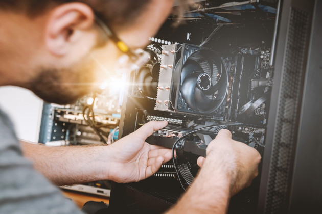 https://pixabay.com/photos/pc-hardware-man-personal-computer-5737958/