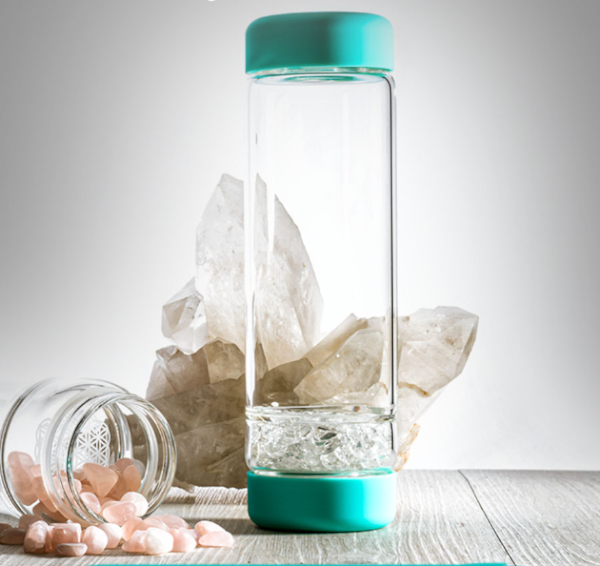 Vandens praturtinimas tauriųjų akmenų galia – VitaJuwel fijolės ir buteliukai