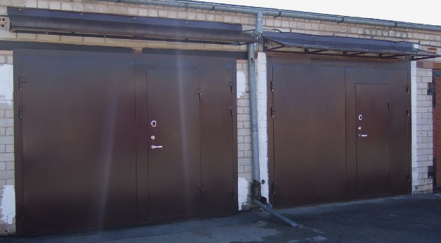Varstomi plieniniai garažo vartai ir skardinės tvoros