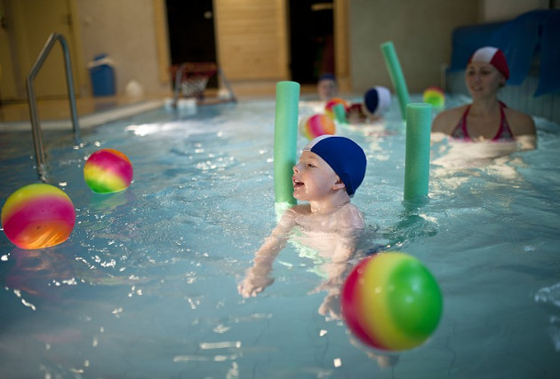 Užsiėmimai baseine vaikams su kineziterapeute