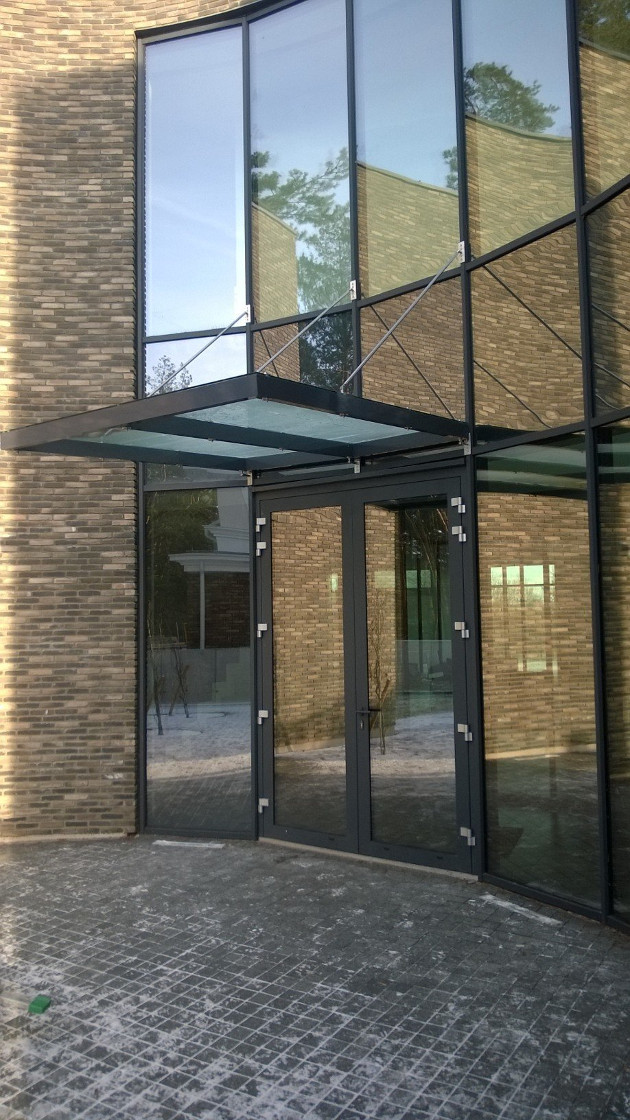 Berėmio stiklo stogeliai ir stogai – inovatyvios VAP GLASS stiklo konstrukcijos eksterjerui