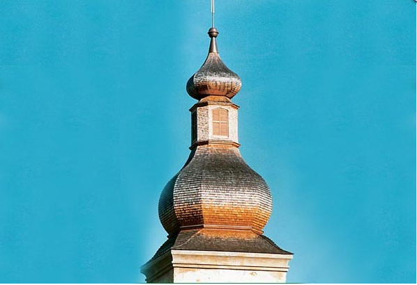 Maumedžio čerpių stogas pagamintas įmonės UAB VLATAUSA atlaiko 100 metų