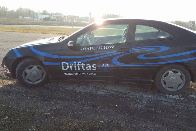 Automobilio šeimos nariui, kuris moko praktinio vairavimo įgūdžių kitą tos pačios šeimos narį, nuoma vairavimo mokykloje DRIFTAS ABC
