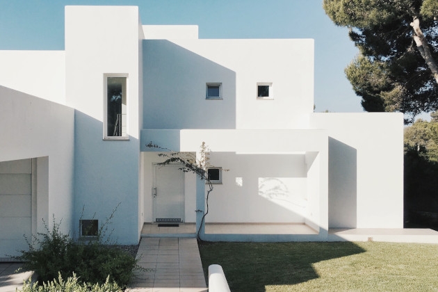 [https://unsplash.com/photos/white-concrete-house-near-green-tree-during-daytime-4ojhpgKpS68]