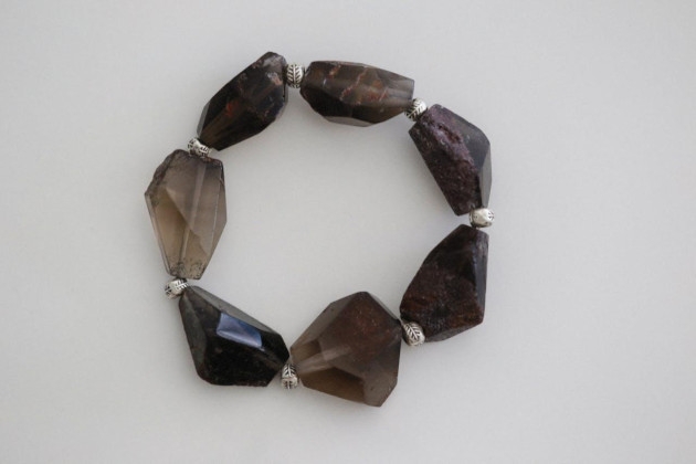 https://www.pexels.com/photo/stone-bracelet-on-white-surface-10803602/