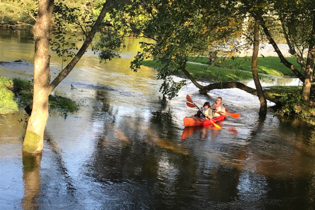 ŽALIOJI STOTELĖ - kaimo turizmo sodyba ant Šventosios kranto, baidarių nuoma, turistinė stovyklavietė, kubilas, pirtis, pažintinės kelionės