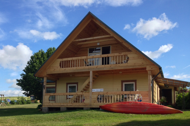 ŽALIOJI STOTELĖ - kaimo turizmo sodyba ant Šventosios kranto, baidarių nuoma, turistinė stovyklavietė, kubilas, pirtis, pažintinės kelionės