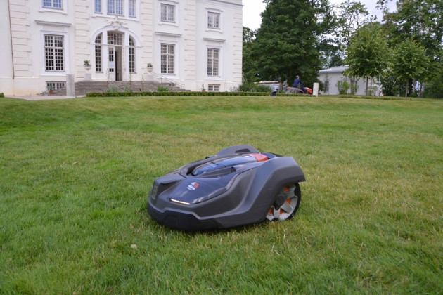 Užutrakio parkas investavo į tylą – rūmų veją prižiūri robotas