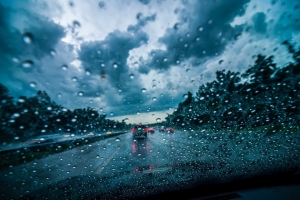 Vairavimas lyjant: kokios automobilio dalys svarbiausios?