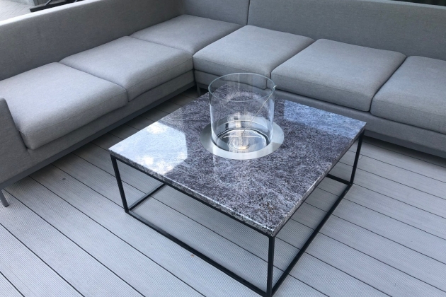 Granitinio stalviršio kavos staliukas su įmontuotu biožidiniu – išskirtinis interjero akcentas